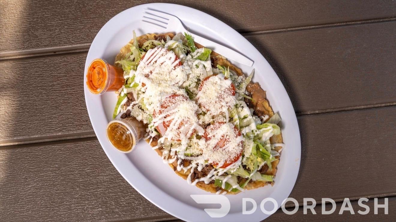Huarache con frijoles, proteína, lechuga y queso — antojitos mexicanos en Quesadillas Lupita, Caldwell, Idaho