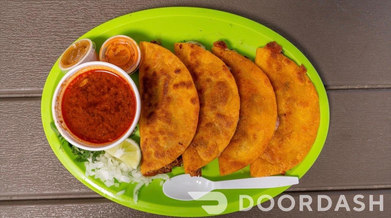 Quesabirrias doradas con consomé para remojar — Quesadillas Lupita, food truck de comida mexicana en Caldwell, Idaho