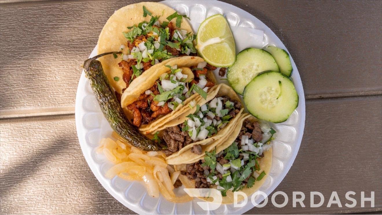 Tacos de asada, adobada y pollo con cilantro y cebolla — los mejores tacos de Caldwell, Idaho en Quesadillas Lupita